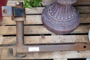 lot 452 image: METAL HITCH MOUNT AS SHOWN.