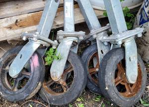lot 453 image: LOT OF 4 HEAVY DUTY CASTERS AS SHOWN. (YOUR BID X 4)