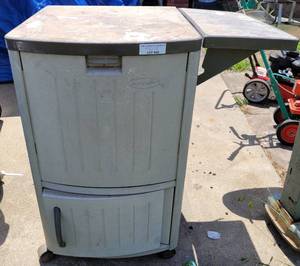 lot 460 image: SUNCAST OUTDOOR COOLER WITH STORAGE AREA AS SHOWN. CONTENTS INCLUDED.