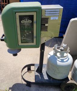 lot 461 image: MOSQUITO MAGNET PRO SERIAL NO. PRO-C-39483 WITH PROPANE TANK AS SHOWN.