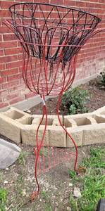 lot 469 image: METAL YARD PLANTER STAND PLUS 2 HANGING BASKETS AS SHOWN.