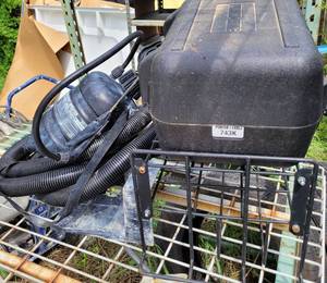 lot 481 image: MIXED LOT INCLUDING SPRAYER, METAL WIRE RACK AND MORE AS SHOWN.