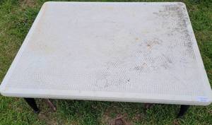 lot 512 image: SMITH AND HAWKEN TABLE AS SHOWN.