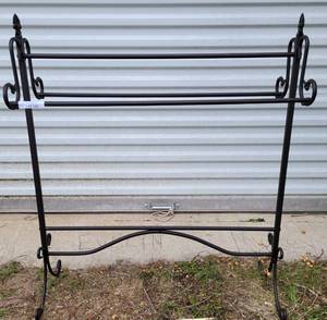 lot 515 image: METAL DOUBLE SIDED BLANKET HANGER AS SHOWN.