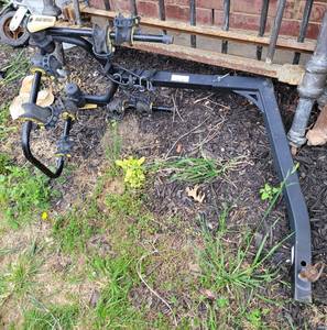 lot 520 image: 4-BIKE HITCH SHUTTLE AS SHOWN.