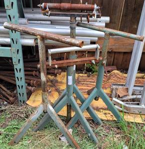 lot 522 image: LOT OF 4 METAL STAND AS SHOWN. (YOUR BID X 4)