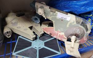 lot 607 image: LOT OF STAR WARS RELAATED TOYS AS SHOWN.