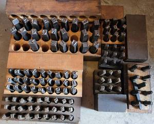 lot 729 image: VINTAGE DIE SETS AS SHOWN.