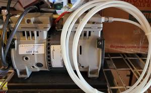 lot 736 image: THOMAS COMPRESSORS AND VACUUM PUMPS MOTOR MODEL 2627VEF22C AS SHOWN.