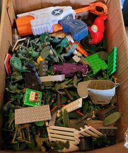 lot 785 image: BOX LOT OF ASSORTED TOYS AS SHOWN.