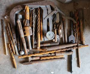 lot 792 image: LARGE LOT OF ASSORTED DRILL BITS PLUS LARGE SIZE CLAMP AS SHOWN.
