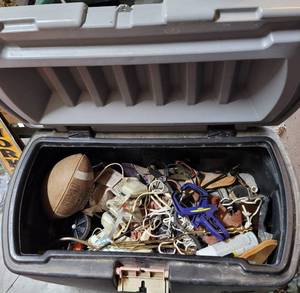 lot 824 image: LARGE PLASTIC TUB WITH CONTENTS AS SHOWN.