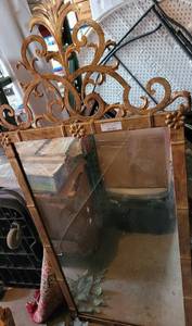 lot 827 image: VINTAGE MIRROR WITH HEAVY METAL FRAME AS SHOWN. MIRROR HAS A CRACK.