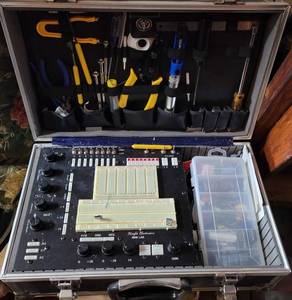 lot 829 image: KNIGHT ELECTRONICS MINI LAB 100K AS SHOWN.