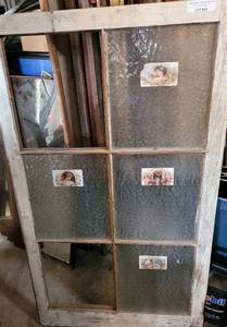 lot 841 image: VINTAGE WINDOW WITH 6 EMBOSSED GLASS PANES AS SHOWN. TWO PANES ARE OFF BUT INCLUDED. APPROX. 28 x 40.