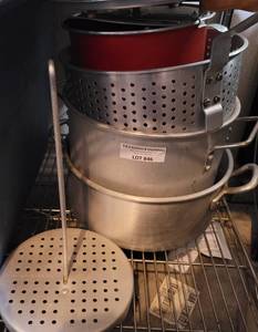 lot 846 image: LOT OF ALUMINUM POTS, FRYING BASKET, POPCORN MAKER AND MORE AS SHOWN.