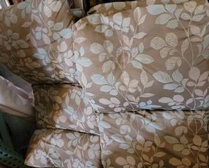 lot 858 image: LOT OF 4 HAMPTON BAY PATIO CHAIR CUSHIONS IN STYLE AND COLOR SHOWN. (YOUR BID X 4)