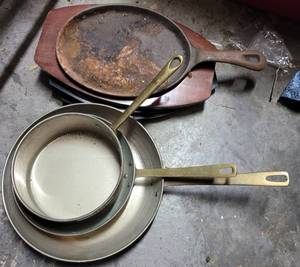 lot 875 image: COPPER POTSPANS PLUS FAJITA HOT PLATES AS SHOWN.