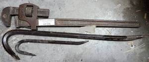 lot 876 image: 24 PIPE WRENCH PLUS 2 CROWBARS AS SHOWN. (YOUR BID X 3)