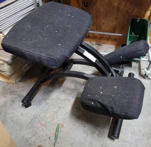 lot 898 image: EXERCISE CHAIR AS SHOWN. MISSING ONE WHEEL.