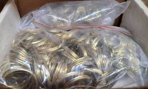lot 931 image: LOT OF GOLD TONE KEYRINGS IN ASSORTED SIZES AS SHOWN. GENEROUS COUNT