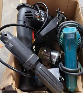 lot 934 image: LOT OF DRILLS AND CORDLESS SCREWDRIVERS AS SHOWN.