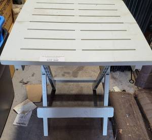 lot 942 image: SMALL PLASTIC FOLDING SIDE TABLE AS SHOWN.