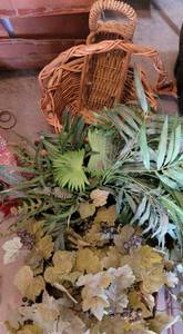 lot 958 image: LOT OF FLORAL DECOR AND BASKETS AS SHOWN.