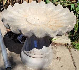 lot 977 image: LARGE 2-PART CONCRETE BIRD BATH AS SHOWN. THIS ITEM IS HEAVY