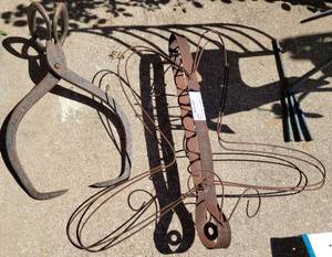 lot 978 image: LOT OF 2 YARD DECOR INCLUDING VINTAGE ICE TONGS AND METAL DRAGONFLY AS SHOWN. (YOUR BID X 2)