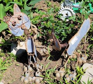 lot 981 image: LOT OF 2 YARD ART METAL CAT FIGURES AS SHOWN. (YOUR BID X 2)