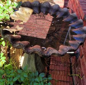 lot 982 image: CONCRETE BIRD BATH AS SHOWN. THIS ITEM IS HEAVY