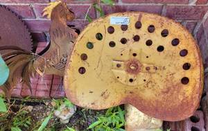 lot 983 image: VINTAGE TRACTOR SEAT AND METAL ROOSTER ART YARD AS SHOWN. (YOUR BID X 2)