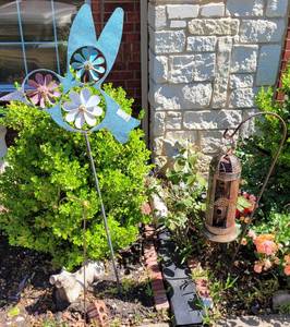 lot 991 image: LOT OF 2 YARD ART INCLUDING BIRD FEEDER AND METAL BIRD WITH PINWHEELS AS SHOWN. (YOUR BID X 2)
