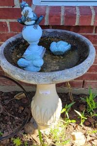 lot 992 image: CONCRETE BIRD BATH AS SHOWN. THIS ITEM IS HEAVY