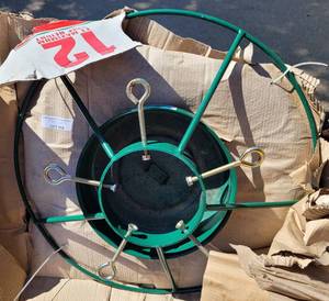 lot 998 image: HEAVY DUTY CHRISTMAS TREE STAND FOR UP TO 12FT MAX TREE HEIGHT AS SHOWN.