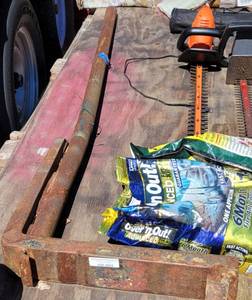 lot 1012 image: FORKLIFT ATTACHMENT POLE  CARPET POLE AS SHOWN. THIS ITEM IS VERY HEAVY. OTHER ITEMS SEEN NOT INCLUDED.