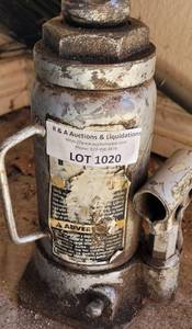lot 1020 image: BOTTLE JACK AS SHOWN.
