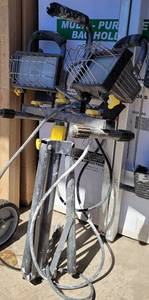 lot 1022 image: ELECTRIC HALOGEN WORK LIGHTS AS SHOWN.