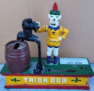 lot 1030 image: VINTAGE CAST IRON TRICK DOG COIN BANK COLLECTIBLE AS SHOWN. CHECK IT OUT APPROX. 7.75 X 8.5