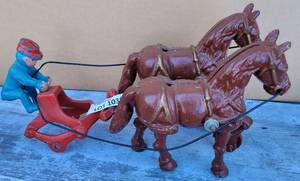 lot 1036 image: VINTAGE CAST IRON HORSESWAGON AS SHOWN.