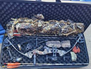 lot 1038 image: CAROLINA ARCHERY BOW WITH SEVERAL TRUGLO ACCESSORIES PLUS ARROWS AND MORE IN STORAGECARRYING CASE AS SHOWN. CHECK IT OUT