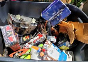 lot 1077 image: MIXED LOT OF MISCELLANEOUS ITEMS AS SHOWN. CHECK IT OUT