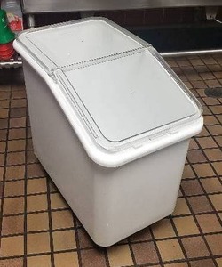 lot 61 image: Rubbermaid Dry Goods Rolling Storage Bin Model 3603