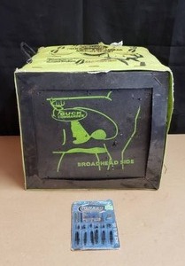 lot 48 image: Buck Commander Field Point and Broadhead Archery Targer and Set of Muzzy Broadheads