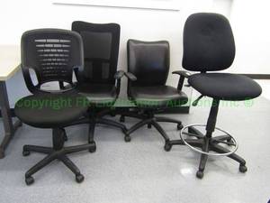 lot 23 image: Commercial office desk chairs (Bid is times the quantity)