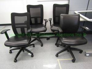 lot 42 image: Commercial office desk chairs (Bid is times the quantity)