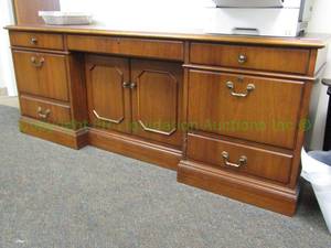 lot 63 image: Walnut veneer doordrawer storage credenza, 24x74x19 in