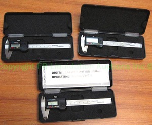 lot 149 image: Electronic digital portable calipers (one has damaged readout screen) in cases