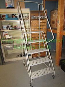 lot 218 image: Industrial portable safety stairs, 4ft to top stair